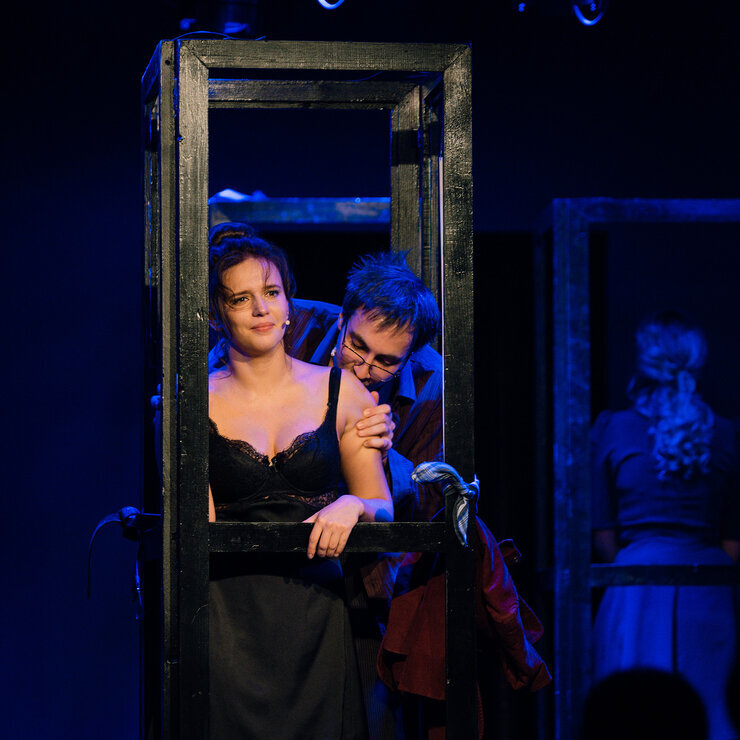 Сцена из спектакля "Оркестр" в молодежном театре Экспромт