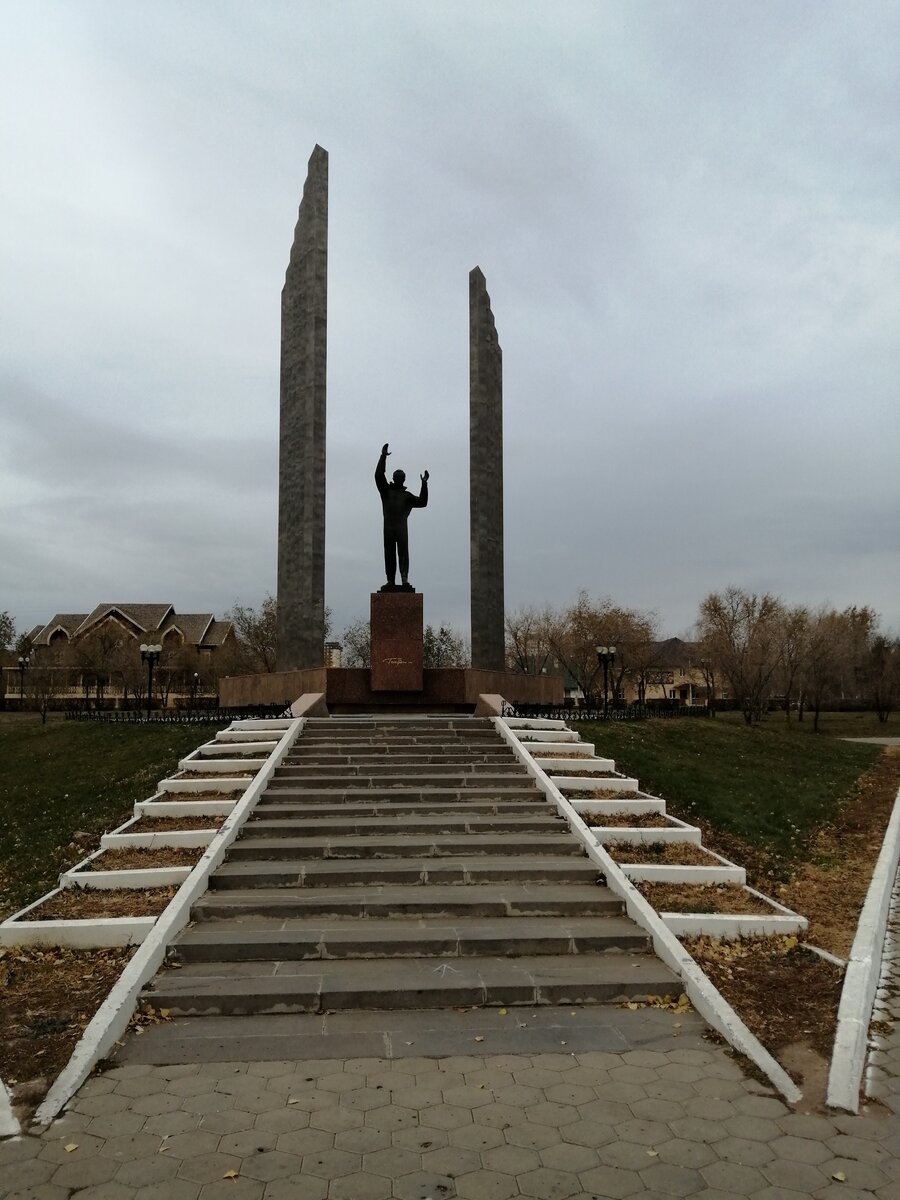 Гагарин учился в летном училище в городе Оренбурге в 1955 - 1957 гг.