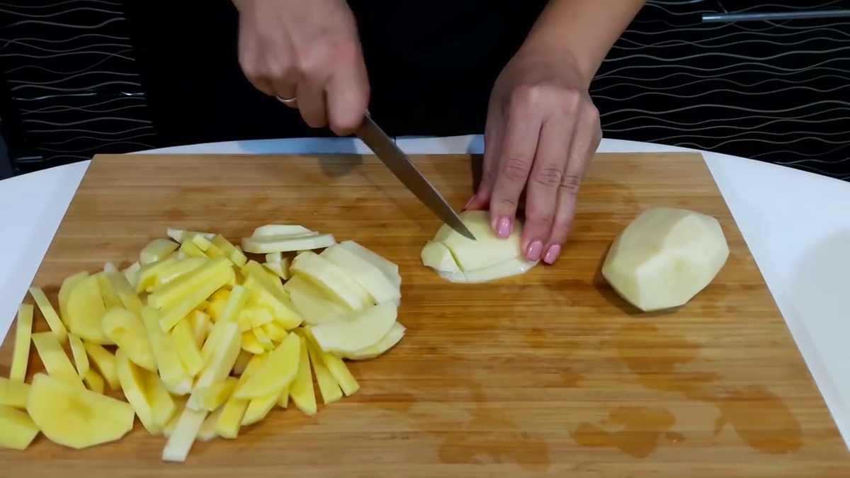 Нарезка ломтиками картофель. Картошка нарезанная дольками. Порезать картофель дольками. Нарезка картофеля ломтиками пошагово. Нарезка картофеля дольками.