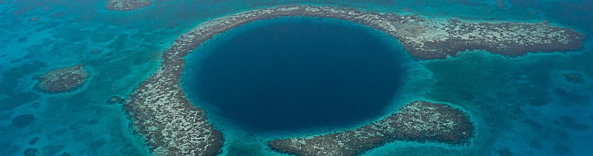 Иногда провалиться сквозь землю можно не метафорически, а в буквальном смысле слова. Недавно в Китае тротуар разошелся по швам прямо под ногами девушки, и она рухнула на несколько метров вниз. Девушка отделалась переломом ребер, а причины инцидента пока расследуются коммунальными службами. Иногда дыры в поверхности образуются в более подходящих — и менее опасных — местах, например, посреди океана. Фабьен Кусто, внук знаменитого морского исследователя, отправляется изучать тайны одной такой впадины в проекте «Голубая дыра: погружение в бездну», который выпустил Discovery Channel, а мы рассказываем о самых необычных подводных воронках.