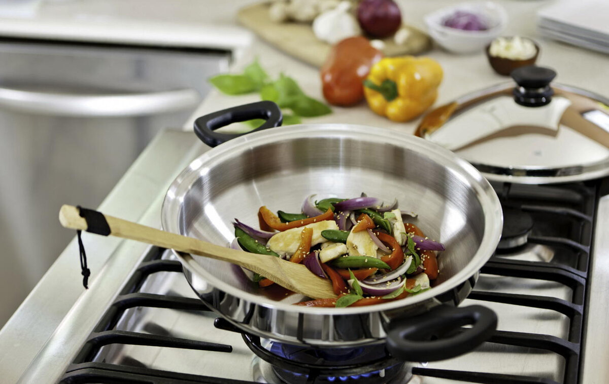 На сковороде Амвэй и кастрюлях есть жаропрочные ручки. Это важная особенность, так руки не обожгутся, что значительно облегчает весь процесс готовки;
