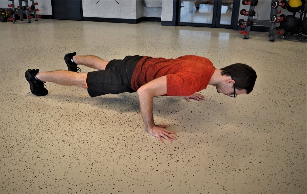 Правильное отжимание от пола с руками в нейтральной позиции.