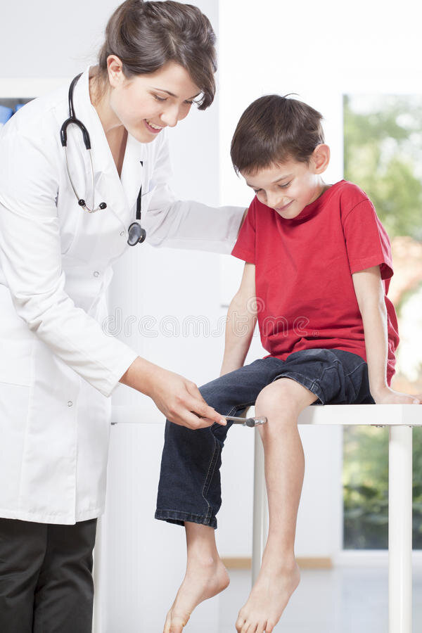 https://thumbs.dreamstime.com/b/child-s-neurologist-testing-knee-reflex-young-patient-45931695.jpg