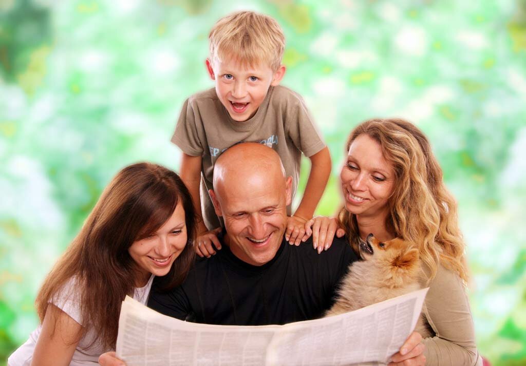 Читающая семья. Семья читает газету. Бежево розовые семья читает. Газета о семье в школу.