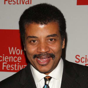 biography.com/.image/ar_1:1%2Cc_fill%2Ccs_srgb%2Cg_face%2Cq_auto:good%2Cw_300/MTE5NDg0MDU1MjkwMjE3OTk5/neil-degrasse-tyson-20766239-1-402.jpg