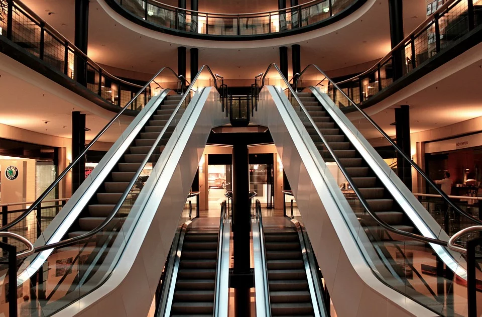 https://cdn.pixabay.com/photo/2014/03/08/22/32/escalator-283448_960_720.jpg