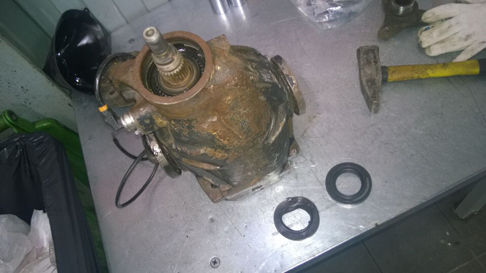 Начинаем с извлечения сальников