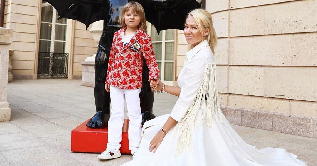 Красивый мальчик боится за свою жизнь