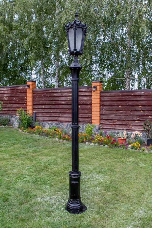   Фонарь для уличного освещения на "ножке" около 2 метров,устанавливается как и по периметру территории так и вдоль дорожек.