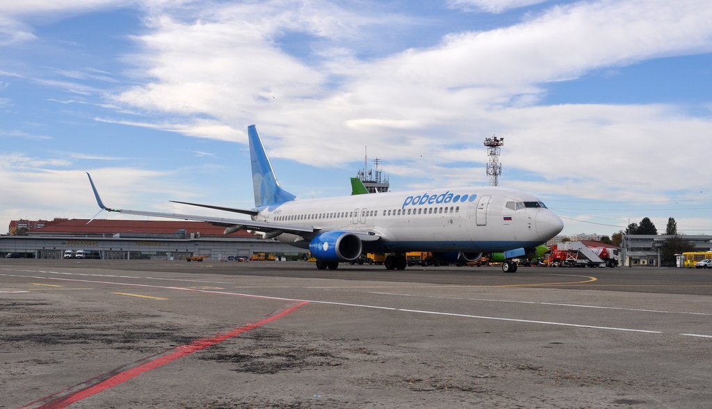  С 3 по 6 ноября группа омских споттеров в рамках открытия рейса Омск - Ростов-на-Дону а/к "Азимут" совершила фото-пресс-тур на юг России. Четыре дня у нас было до обратного рейса в Омск, и чтоб не сидеть все эти дни в Ростове, я предложил и спланировал посещение помимо Платова еще двух крупных аэропортов, два из них - являются хабами "Азимута", в третий - "Азимут" совершает регулярные рейсы. Предварительно мы также заручились согласованием выхода на перрон с пресс-службами аэропортов и авиакомпании "Азимут". В Сочи наш приезд совпал с праздником и выходным днем, поэтому довольствовались подзаборингом, а вот аэропорт Краснодара и Платов принимали нас в будние дни и все задуманное сложилось и удалось, за что им спасибо. В этом репортаже - споттинг в Краснодаре, где мы побывали впервые, а в следующей части я покажу терминал и работу служб аэропорта. Отдельное спасибо администрации аэропорта Краснодар и riska777. Оформив пропуска, и пройдя контроль мы вышли на жаркий южный перрон. В Краснодаре было +20-25 в начале ноября. И вот такое яркое и фактурное небо придало красоту кадрам на перроне.   