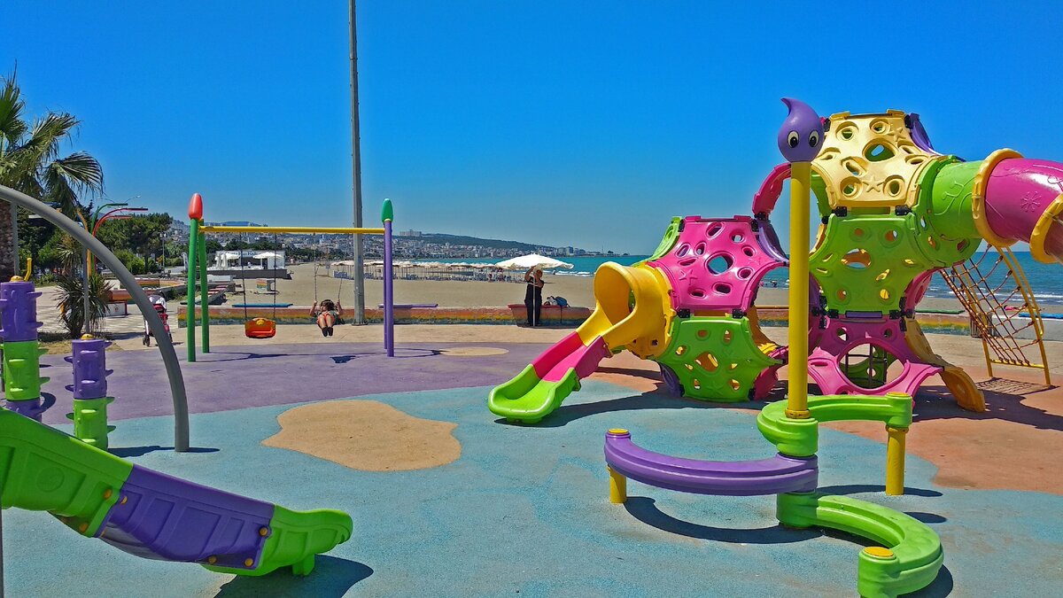 Бесплатная детская площадка на набережной города Самсун. Ни в одном городе Крыма нет ничего похожего на берегу моря