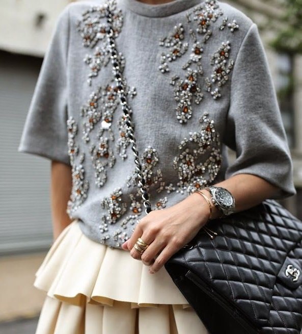 Нет. Стразы давно вышли из моды