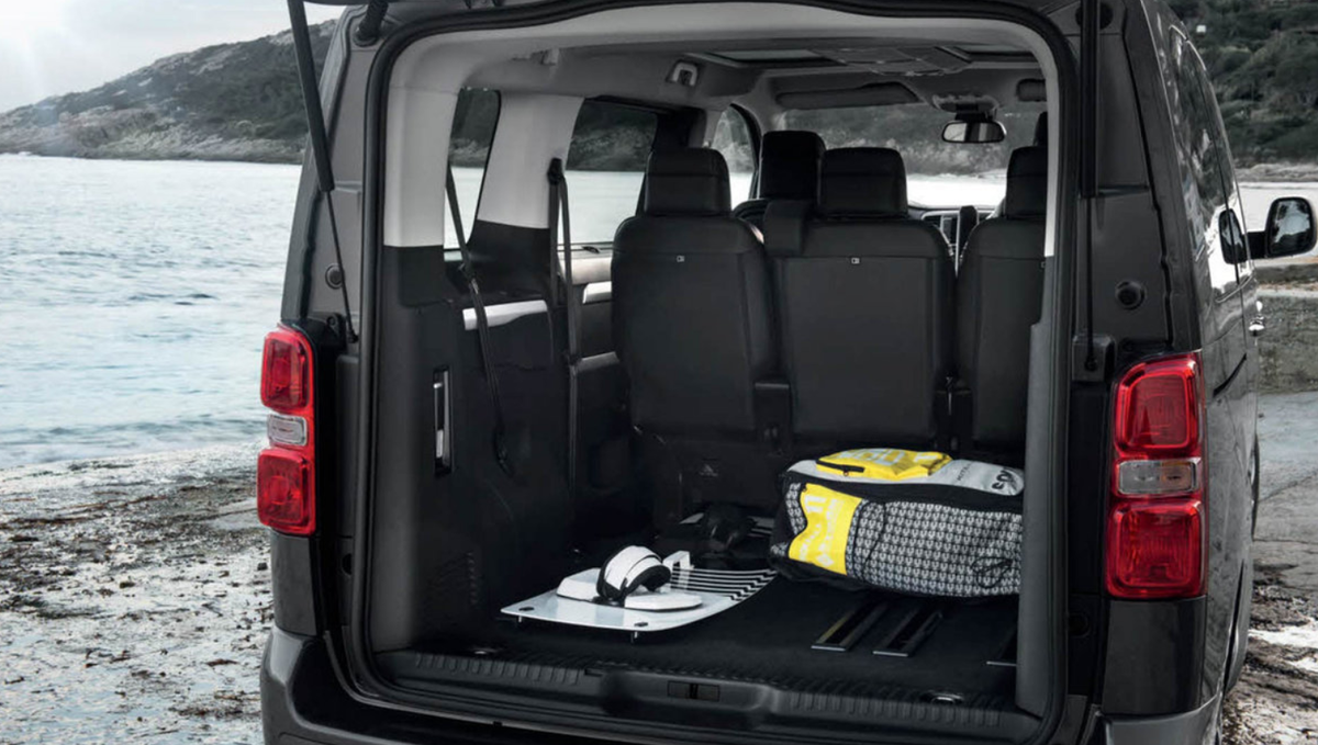 Traveller обзор. Пежо минивэн Тревелер. Пежо минивэн Тревелер 2018. Peugeot traveller 2.0 at, 2021. Новый минивэн Пежо Тревеллер