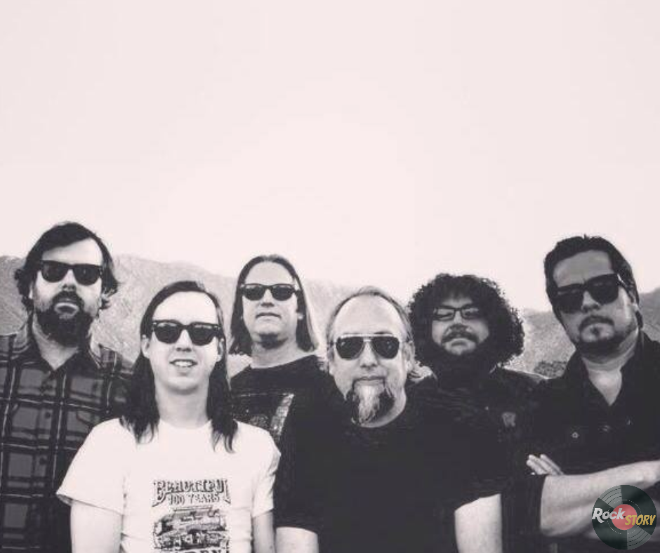 На фотографии участники группы Black Mastiff вместе с John Garcia 