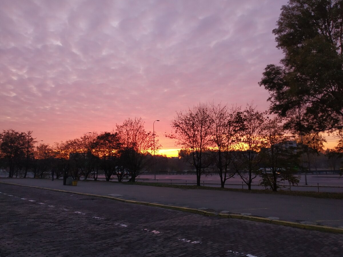 Вот такой рассвет меня встречал в Варшаве