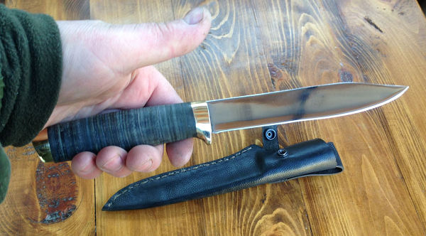 рука, нож, чехольчик.