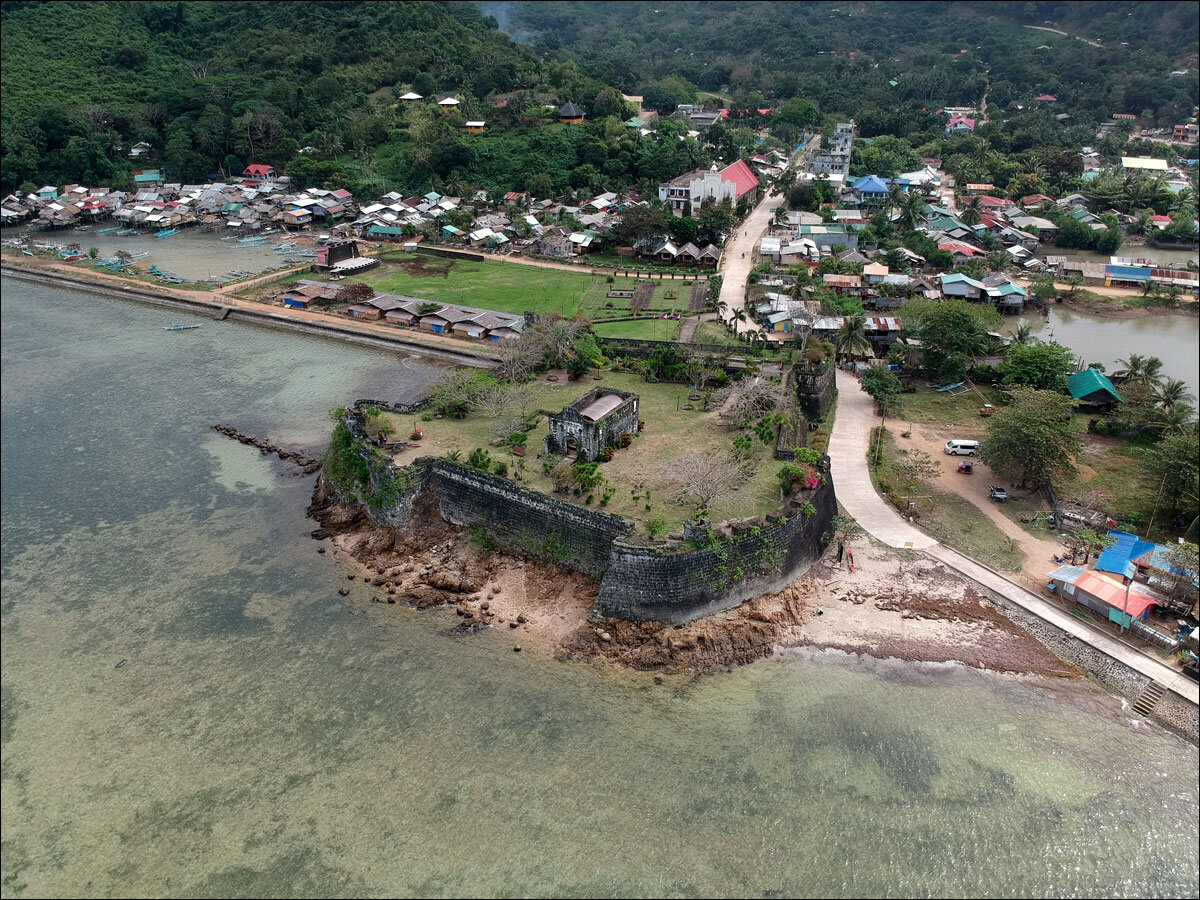 
Чуть более поздний пример испанской базы. Это остров Палаван. История интересна тем, что камня на месте не было, поэтому испанцы строили из коралла. Очень долго.
