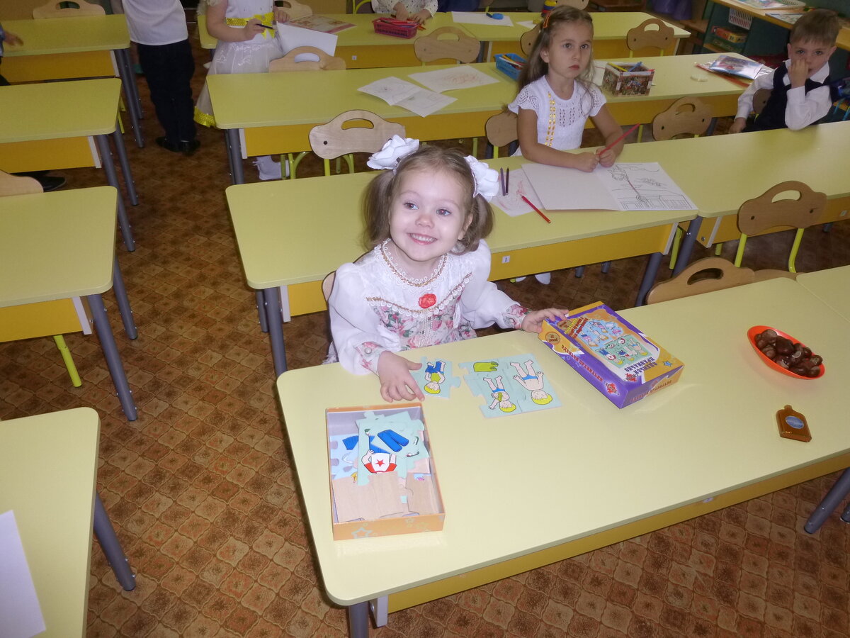 Собираем пазл с мальчиками и одеждой.