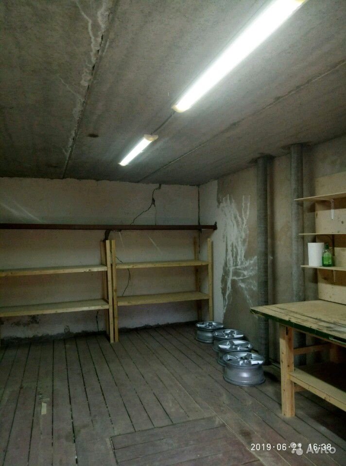 Вот такой гаражик сдают за 7 000 рублей. Фото тоже с Авито. Сдают кстати уже давно, район не самый плохой. 