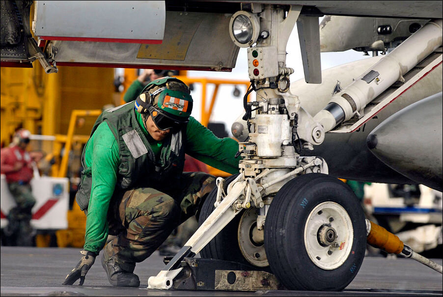 Цветовая дифференциация штанов на палубе авианосца | МЕСТА, НЕ СТОЛЬ ...