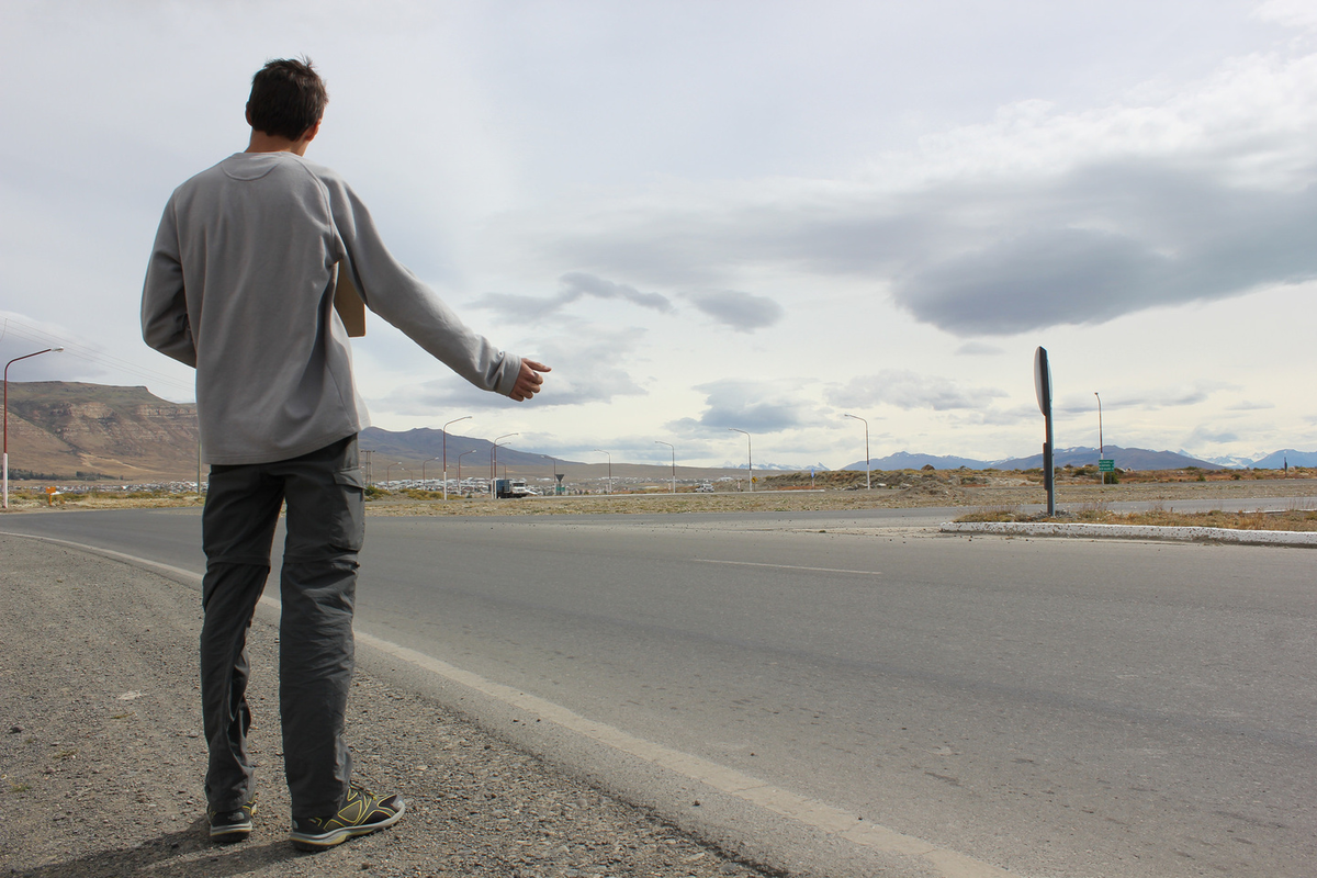 Мужчина автостоп. Парень автостоп. Попутчики на дороге. Автостоп. Парень автостоп.