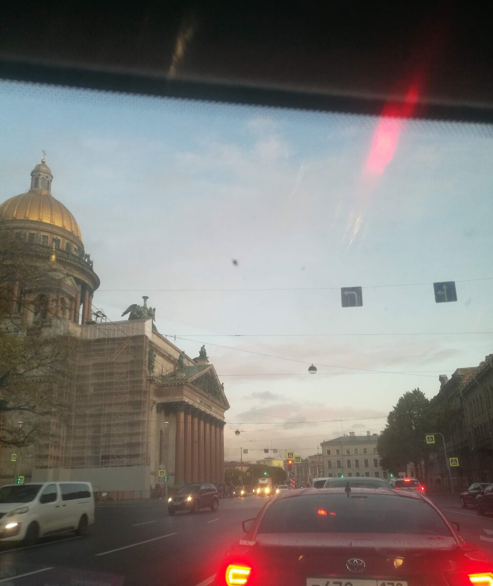 Когда за рулем, красоту вокруг видишь только в пробках и на светофоре