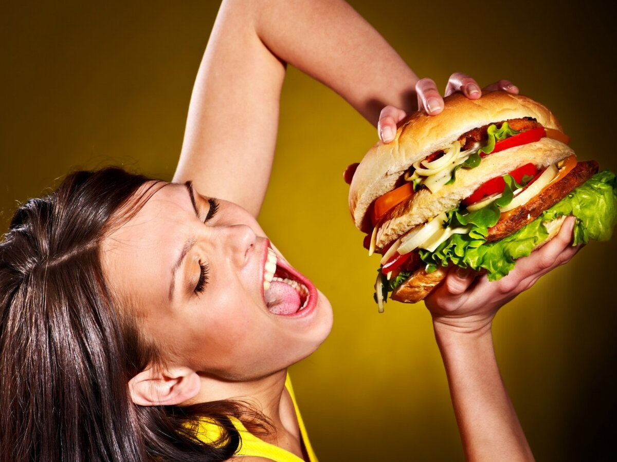 Человек кушает. Еда на женщине. Девушка кушает. Человек с едой. Девушка ест.