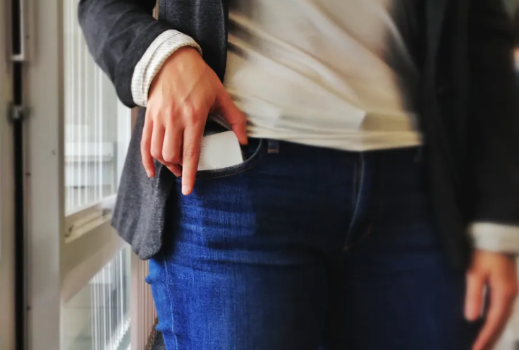 Мощность излучения от телефона 10 мкВт - на много меньше многих окружающих устройств