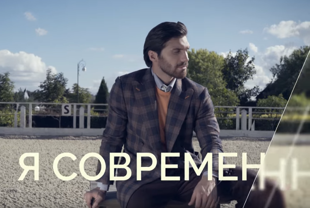 Одежда выдержана в спокойных тонах