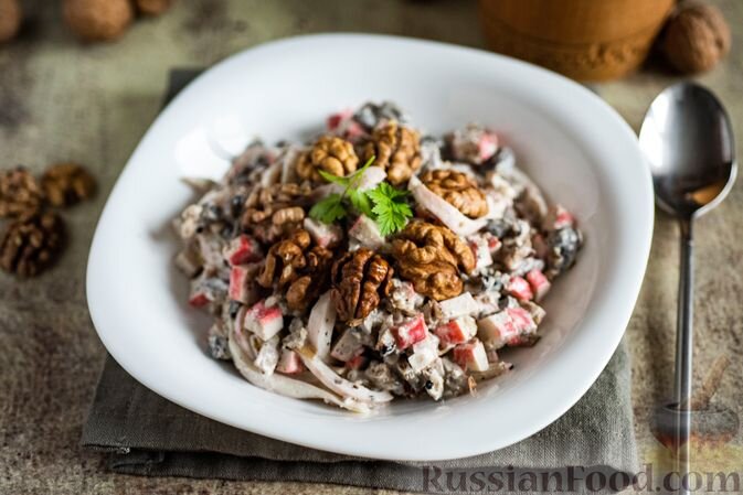 кальмары свежие, крабовые палочки, орехи грецкие, шампиньоны, лук репчатый красный, чеснок, масло растительное, майонез, соль, перец чёрный молотый, зелень