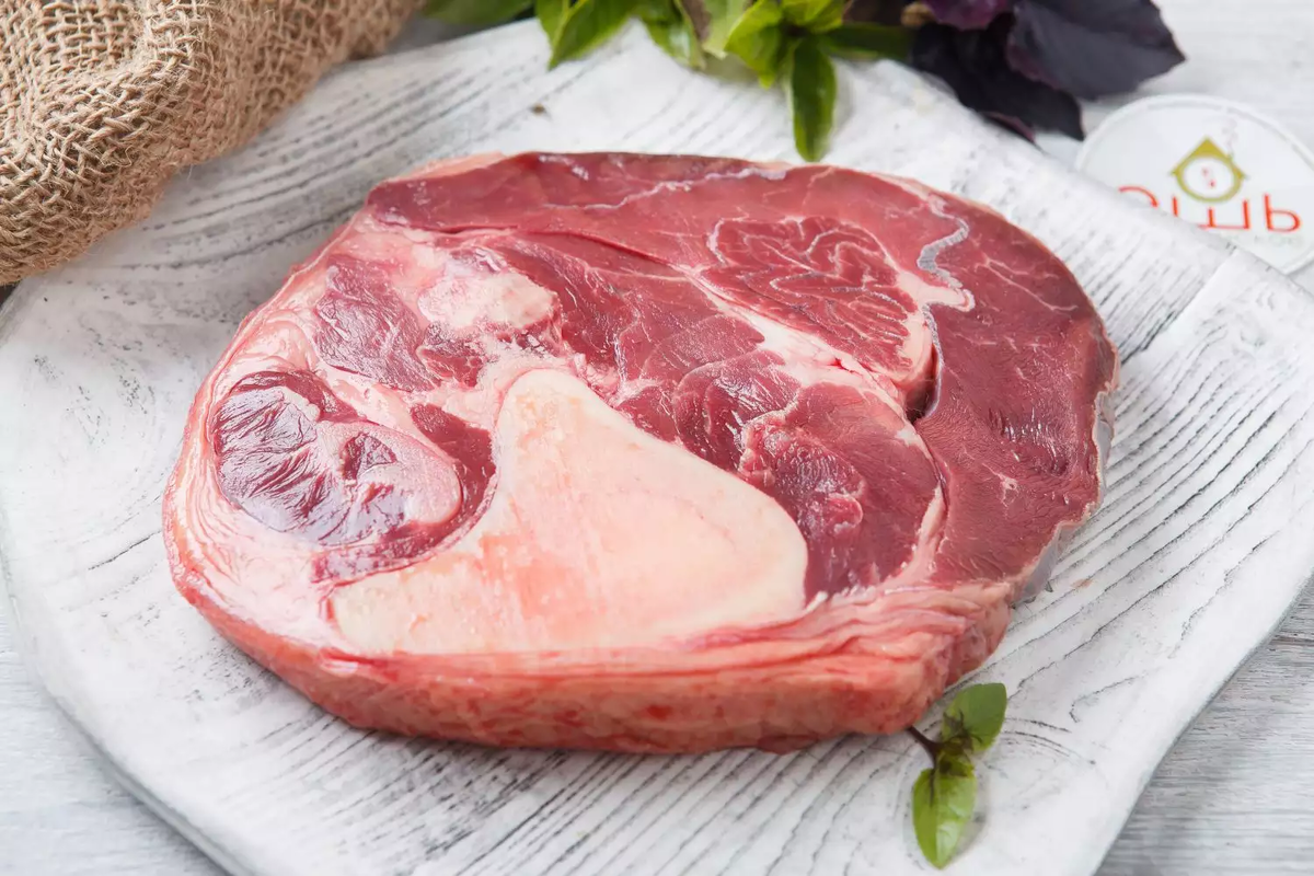 Подбедерок бескостный. Рульки телячьей. Говяжья голяшка на кости. Голяшка говяжья. Рульки телячьей.