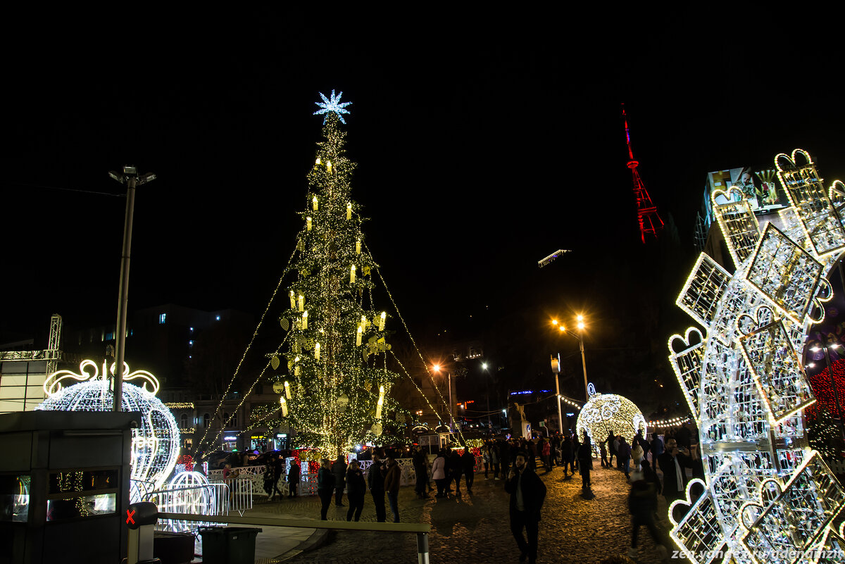 В Грузии установили новогоднюю елку за 20 млн рублей. Сходила, посмотрела. Даже в российской провинции елки лучше