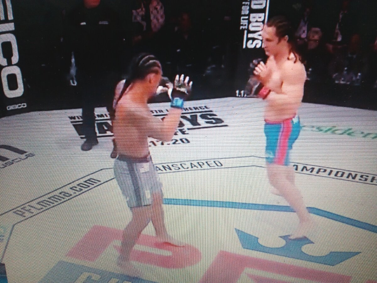 На фоне щуплого Купера соперник смотрится погабаритнее.