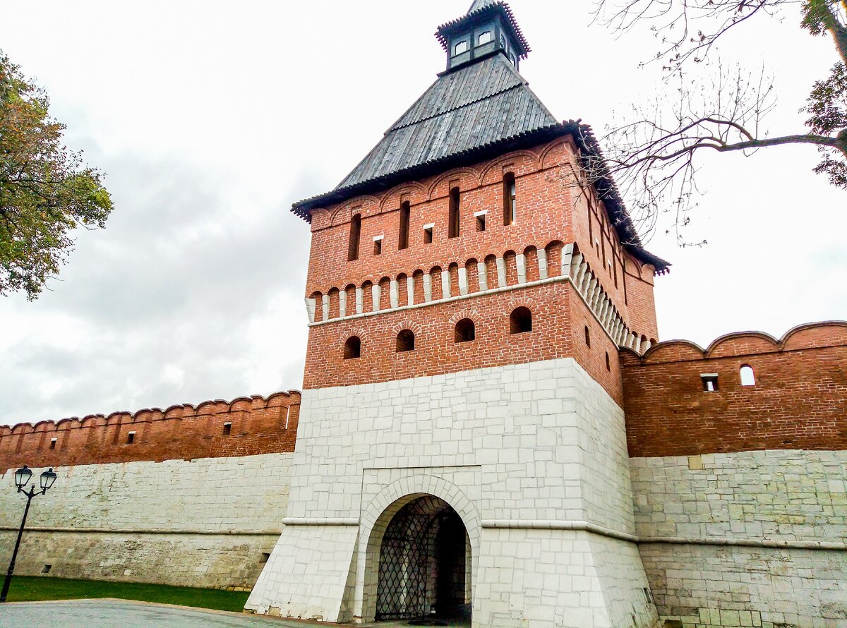 стена тульского кремля. тула кремлевская стена. стена тульского кремля. стены тульского кремля. торговые ряды тульского кремля.