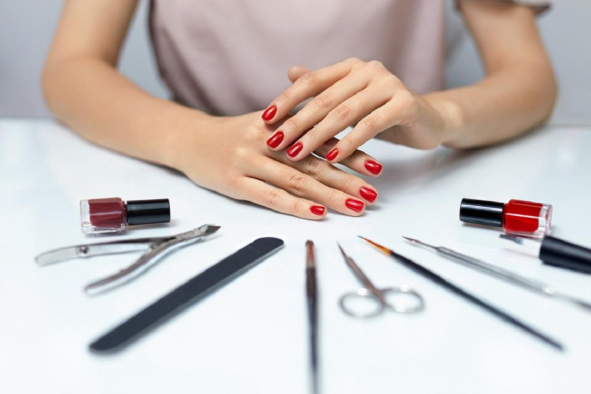 Nail master. Профессиональный маникюр. Мастер маникюра. Инструменты для маникюра. Маникюр делают.