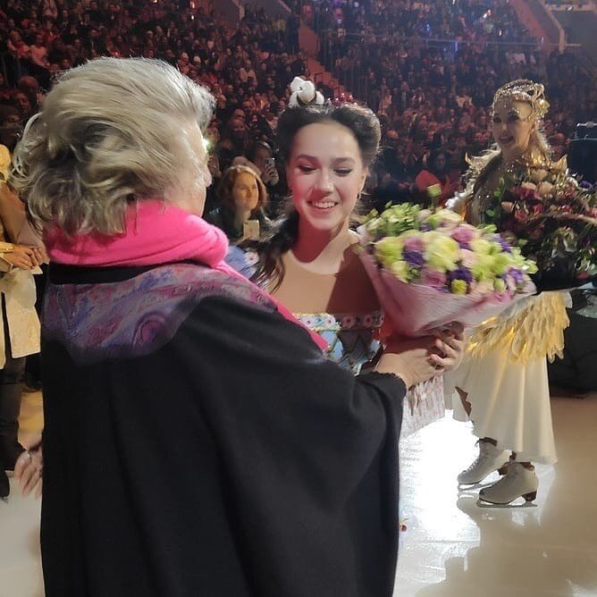 ТАТ дарит цветы Алине после шоу