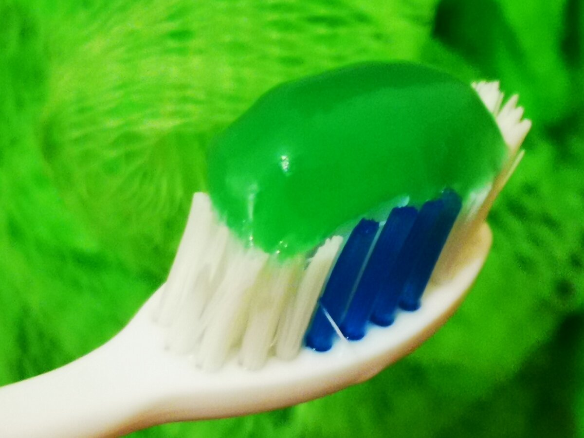 Моя щетка с зубной пастой.