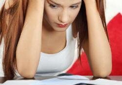 Оформляя кредит, заемщик берет на себя определенные финансовые обязательства. Их объем и аспекты возврата денег четко прописаны в договоре. В случае невыполнения должником своей части обязанностей заимодатель имеет право подать иск в суд или продать долг третьей стороне. Но все же если сложилась критическая ситуация и постепенно возвращать долг не получается, есть несколько законных способов отсрочить конечную дату возврата займа, а в некоторых случаях — вообще не платить его.Что делать, если нечем платить кредит? 
При возникновении любых финансовых трудностей нельзя просто ждать накопления долга и момента, когда банк сам предъявит претензии. Необходимо сразу искать выход из сложившейся ситуации. Если остается такая возможность, нужно хотя бы вносить обязательные платежи или сумму процентов за пользование деньгами. Это позволит не усугублять ситуацию и выиграть немного времени. В любом случае уже взятый кредит нужно будет возвращать. Счастливые исключения очень редки, и рассчитывать только на удачу не стоит. Также можно обратиться в финансовое учреждение, объяснить свою проблему и договориться о решении проблемы. У каждого банка и МФО свой уровень лояльности в плане взаимодействия с должниками, но каждая ситуация всегда рассматривается индивидуально. Клиент вправе рассчитывать на реструктуризацию займа, рефинансирование, кредитные каникулы и другие меры оптимизации долга, что значительно облегчит его возврат.Что нужно делать, если нечем платить кредит?

    Перечитываем кредитный договор, уточняем свои финансовые обязательства, ответственность за просрочку платежей, срок возврата кредита.
    Обращаемся в банк с заявлением о невозможности выполнения взятых обязательств с подробным указанием причин (важно подтвердить их документально) и предлагаем свой срок разрешения проблемы, а также способы частичного погашения займа.
    Делаем все для того, чтобы регулярно вносить максимально возможные для себя платежи. Если условия кредитного договора не позволяют этого, стоит серьезно рассмотреть вариант рефинансирования, что позволит переоформить кредит в другом банке на более благоприятных условиях, хотя возникнут другие нюансы – жесткие требования к срокам возврата и обслуживанию нового кредита.

    Совет: если у человека исчерпаны все ресурсы для погашения взятого долга, он как физическое лицо имеет право воспользоваться процедурой банкротства.

Можно ли вообще не платить кредит?

Вообще не платить кредит не выйдет в любом случае. Каждое финансовое учреждение страхуется от таких ситуаций и прописывает в договоре условия, которые обезопасят его от больших убытков. Если заемщик откажется вносить платежи по займу, поменяет место жительства, будет скрываться, это не облегчит ситуацию, а, наоборот, усугубит ее. Общий срок исковой давности начинается с момента внесения последнего платежа и длится 3 года. В течение этого периода банк имеет право подать в суд на должника, передать долг третьему лицу – коллекторскому агентству (такие компании зачастую работают не в правовом поле, но немногие заемщики хорошо знают свои права и могут противостоять их действиям). В дальнейшем исполнительная служба может описать имущество должника и инициировать его продажу. Даже если физическому лицу удастся признать себя банкротом, его собственность будет распродана на торгах. Поэтому такая процедура с руки не всем и предусматривает большие затраты.

Есть случаи, когда мелкие долги, взятые в МФО или небольших банках, после нескольких попыток найти или связаться с заемщиком списывают. Но рассчитывать на такую лояльную политику и удачное стечение обстоятельств не стоит. Большинство финансовых учреждений никогда не упускает свои деньги, тем более что гарантии их возврата всегда прописаны в кредитном договоре, а его условия одобрены подписью заемщика.
Как законно не платить кредит банку?

Законно не платить кредит банку в полном объеме не получится, но есть некоторые способы, которые позволят уменьшить сумму долга и увеличить срок его возврата. Каждая ситуация индивидуальна, и выбирать оптимальный вариант необходимо с учетом своих возможностей и требований с другой стороны (например, получить статус банкрота можно лишь после накопления определенной суммы долга и т.д.).

    Важно: заемщик получит возможность не платить проценты за пользования кредитом, если выберет кредитную карту с льготным периодом и будет строго придерживаться всего нескольких условий.

Попытаться договориться с банком

В случае возникновения проблем с выплатами лучший вариант для заемщика – попытаться договориться с банком. Официально не платить кредит не выйдет. Это не даст возможности избежать возврата долга, но позволит выйти из тяжелой финансовой ситуации с минимальными потерями и не оттягивать срок постепенного погашения займа.Реструктуризация

Реструктуризация долга – один из самых популярных и доступных способов восстановления платежеспособности заемщика. Он состоит в том, что банк изменяет порядок оплаты платежей по кредиту, а также их размер на определенный срок. Главная цель заключается в оптимизации процесса погашения займа. Это выгодно клиенту, ведь он получает дополнительное время для восстановления платежеспособности, и банку, потому что сохраняется приемлемая категория кредита, продолжают поступать проценты, а в результате клиент вернет по крайней мере основную часть долга.Принимая решение одобрить или нет реструктуризацию долга, финансовое учреждение берет во внимание несколько моментов: финансовое состояние заемщика, перспективы возврата долга, оценку его готовности к сотрудничеству. Процедуру проводят в несколько этапов: определение целей, диагностика проблем, разработка стратегии и программы платежей, осуществление реструктуризации в соответствии с планом действий. Для банка эта процедура в большинстве случаев более выгодна, чем взыскание, поэтому чаще всего такое прошение от заемщиков, которые столкнулись с временными финансовыми трудностями и не могут исполнять обязательства по кредиту в полном объеме, удовлетворяют. Период, на который изменяется график платежей во время реструктуризации, называют льготным. До его окончания клиенту нужно исправно вносить платежи.

Условия в каждом банке разные и оговариваются с заемщиком индивидуально. Для рассмотрения возможности реструктуризации необходимо подать комплект документов, которые подтвердят ухудшение финансового состояния (потеря работы, тяжелая болезнь), и заявление. Финансовое учреждение пойдет навстречу клиенту, если он убедит его в том, что трудности временные, и он не отказывается от выполнения своих обязательств. Немаловажную роль играют статус кредитной истории и размер долга. Кредитор не обязан предоставлять отсрочку, но после внесения изменений в законодательство и введения процедуры банкротства физических лиц банки отказывают в реструктуризации очень редко.
Рефинансирование

Часто для оптимизации погашения задолженности банки предлагают воспользоваться процедурой рефинансирования. Это означает перекредитование долга в другом финансовом учреждении с более выгодными для клиента условиями. То есть клиент получает новый кредит на более выгодных условиях для погашения долга в другом банке. Каждое финансовое учреждение, предоставляющее такую услугу, предъявляет индивидуальные требования к максимальному лимиту, характеристикам заемщика, сроку предоставления и процентной ставке. Как правило, рефинансирующий банк самостоятельно договаривается с заемщиком и решает организационные вопросы. Клиенту нужно только собрать документы, а также подать соответствующее заявление (если договором разрешено досрочное погашение займа).
Кредитные каникулы

Кредитные каникулы – это отсрочка погашения части платежа по займу на срок до года. В большинстве случаев клиент выплачивает только начисленные проценты или их часть, а срок кредитования на период каникул может как увеличиваться, так и оставаться без изменений. Согласно специальному режиму обслуживания таких займов сначала возвращается основная сумма долга, потом – начисленные проценты, в последнюю очередь взимают штрафы и пеню.

Кредитные каникулы могут иметь и другой формат: банк предлагает продлить срок возврата, но в то же время увеличивает конечную сумму выплат. То есть, несмотря на уменьшение ежемесячных платежей, клиент переплачивает больше, чем до внесения изменений. Часто кредитные каникулы рассматривают в контексте реструктуризации, а некоторые финучреждения, наоборот, обособляют этот способ оптимизации займа.

Российские банки предлагают оформление кредитных каникул в нескольких форматах. В рамках:

    реструктуризации (клиенту понадобится подать специальное заявление);
    сотрудничества с конкретным застройщиком – ипотека (в таком случае банк и застройщик вместе создают новую схему платежей, по которой некоторое время должник вообще не гасит задолженность или делает это частично);
    отдельных акций лояльности (чаще всего такой вид кредитных каникул доступен не только должникам, но и тем, у кого нет проблем с текущими доходами, кто заинтересован в увеличении своего бюджета, крупной покупке, то есть в разовом переносе платежа, и готов заплатить за эту услугу).

Чтобы кредитные каникулы были одобрены банком, клиенту нужно предоставить документальное подтверждение объективных причин, обусловливающих необходимость отсрочки (например, тяжелое заболевание, потеря единственного источника дохода, смерть кормильца, декретный отпуск и т.д.). Также понадобится подготовить специальный комплект документов.
Оспорить кредитный договор

Чтобы избежать возврата кредита в полном объеме или частично, клиент может попытаться оспорить кредитный договор. Но важно понимать, что запуск этой процедуры еще не является гарантией освобождения от финансовых обязательств перед банком. Необходимо подготовить качественную доказательную базу, грамотно сформировать правовую позицию и убедить в этом суд. Он в свою очередь руководствуется только законом и не примет во внимание надуманные причины.

Основаниями для оспаривания кредитного договора могут стать следующие причины:

    неознакомление клиента с полными условиями предоставления кредита, введение его в заблуждение, если клиент докажет, что действовал под принуждением, влиянием обмана, угрозы, не понимал последствий своих действий;
    несоблюдение при заключении договора установленного порядка, например, письменной формы, других требований;
    заключение договора с заемщиком, у которого нет на это права;
    если кредитная организация не имеет лицензии на момент заключения договора;
    нарушение условиями договора нормативно-правовых актов и т.д.

Смотрите также:  Как вернуть страховку по кредиту Сбербанка?

Если заемщик докажет неправомерность действий банка, ему нужно будет вернуть только потраченную сумму и проценты за пользование деньгами без учета комиссий и штрафов, которые должны быть списаны. Но важно учитывать и то, что должник, начав оспаривание, может потерять больше, чем ожидает получить, ведь бремя погашения судебных издержек ложится на него. Процент выигрышей довольно невысок, и чаще всего такой исход получают ситуации, когда банк действительно допустил грубую ошибку при оформлении кредитного договора. Если нарушений с его стороны нет, нежелание клиента возвращать долг не поможет избежать выплаты кредитной задолженности.
Использовать страховой полис

В некоторых случаях не платить кредит можно, использовав страховой полис. При заключении договора о займе практически всегда оформляется страховка, и при наступлении страхового случая (он может быть разным – потеря работы, тяжелая болезнь, смерть и т.д.) страховая компания выплатит долг вместо заемщика. Но здесь есть очень много нюансов и тонкостей. Даже если все законно и клиент прав, ему нужно подтвердить свою позицию документально, а иногда и в суде.

Необходимо очень внимательно отнестись к изучению пунктов страхового договора перед его подписанием. Часто заемщики не уделяют этому вопросу достаточно внимания и в итоге сами страдают от этого. Например, под страховым случаем «потеря работы» человек может понимать факт увольнения, а в документе будет прописано, что имеется в виду потеря трудоспособности, получение инвалидности, увольнение только по причине сокращения и подобное. Также в договоре четко указан объем возможных выплат – вся задолженность или сумма без учета процентов и штрафов. Даже наличие страхового случая не освобождает клиента от погашения кредита. Пока страховая организация не перечислит деньги, он обязан вносить регулярные платежи. Подтасовать наступление страхового случая (например, увольнение по причине официального сокращения, присвоение инвалидности) и таким путем добиться выплат довольно непросто. Страховая компания не захочет просто так расставаться со своими деньгами, поэтому всегда тщательно все проверит. Нередко свое законное право на выплату страховки по кредиту заемщику приходится доказывать в суде.
Выждать срок исковой давности

Некоторые клиенты банка, у которых возникли финансовые трудности, серьезно рассматривают вариант выжидания срока исковой давности, чтобы банк не получил возможности потребовать возврата долга в судебном порядке. Но такой способ уклонения от уплаты долга не совсем законен и вряд ли приведет к положительному результату. Некоторые заемщики, особенно если сложилась благоприятная ситуация и ослабился контроль учреждения (например, в случае его реорганизации или банкротства), решают как можно дольше избегать общения с банком, чтобы выждать срок исковой давности и в итоге вернуть меньшую сумму долга. По общему правилу срок исковой давности составляет всего 3 года (ст. 197 ГК РФ).

Но, с другой стороны, законодательством предусмотрено наказание для тех заемщиков, которые намеренно не погашают свою задолженность и скрываются. Кроме этого, часто в кредитном договоре прописывается специальный пункт, который дает банку право потребовать досрочного погашения кредита, если, например, должник будет заподозрен в злонамеренном уклонении от уплаты кредита или докажут его неправомерные действия. Этот способ будет эффективным только при условии пассивности банка, если он не обратится в коллекторские агентства и не подаст иск в суд в течение 3 лет, что маловероятно.
Инициировать процедуру банкротства

При выполнении некоторых условий (с октября 2005 года) физическое лицо может оформить процедуру банкротства, избежав необходимости погашать кредит в полном объеме. Гражданина могут признать несостоятельным, и он будет обязан инициировать банкротство, если общая сумма задолженности по всем обязательствам (кредит, коммунальные услуги, налоги и т.д.) превысит 500 000 руб., а ежемесячные выплаты будут просрочены не менее чем на 3 месяца. Если сумма меньше – человек сохраняет свое право на этот статус, но тогда придется доказывать его, и после внесения ежемесячных платежей по кредиту на руках у заемщика должно оставаться меньше прожиточного минимума.

Заявителю нужно направиться в арбитражный суд с обращением, списком кредиторов, суммами долгов, информацией о просрочках и т.д. не позднее 30 рабочих дней с момента, когда он узнал о сумме задолженности. Инстанция проверит обоснованность заявления и наличие крупных покупок. При положительном исходе суд наложит арест на имущество заемщика и назначит финансового управляющего, который будет управлять процессом. За попытку утаивания имущества, а также денежных средств предусмотрена ответственность, в том числе уголовная. Имущество распродают на торгах в течение 6 месяцев в пользу кредиторов, а оставшаяся сумма аннулируется. Переписывать имущество на друзей, родственников, делать долговую расписку другу на большую сумму, вследствие чего он получит свою часть доходов от продажи имущества, незаконно.
Смотрите также:  Реструктуризация кредита - что это такое простыми словами?

Некоторую собственность по закону продать нельзя:

    единственное жилье (ипотечные квартиры и дома не в счет);
    вещи обычного домашнего обихода (но предметы искусства, драгоценности и предметы роскоши стоимостью больше 100 тыс. руб. продают);
    вещи индивидуального пользования;
    имущество, необходимое для профессиональной деятельности, стоимостью не дороже 600 тыс. руб.;
    собственность, которую невозможно взыскать согласно гражданскому законодательству.

Статус банкрота действителен в течение 5 лет. Его оформление – это серьезный шаг, который ограничивает карьерный рост (например, появится запрет занимать руководящие должности), навсегда оставляет негативный след в кредитной истории, часто создает проблемы при трудоустройстве. К тому же сама процедура оформления банкротства является недоступной для многих граждан и далеко не всегда дает ожидаемые результаты. Прежде всего нужно оплачивать услуги финансового управляющего (в заявлении указывают сумму вознаграждения – 2% от суммы проданного имущества и фиксированную часть – не менее 10 тыс. руб. за каждую процедуру), учесть дополнительные траты, например, уплату госпошлины, почтовые расходы и т.д. Суд может не принять во внимание аргументы должника и не признать его банкротом, а предложить реструктуризацию кредита

    Совет: статус банкрота не освобождает от абсолютно всех обязательств. Гражданин все равно будет обязан платить долги личного характера – алименты, компенсацию за моральный вред, вред, причиненный жизни и здоровью.

Ответственность для злостных неплательщиков

Заемщик, оформив кредит, не может отказаться от своих обязательств и не гасить долг. Для злостных неплательщиков законом предусмотрены разные меры воздействия и наказания. При формировании крупной или длительной задолженности банк сначала уведомляет клиента о существующей проблеме, предлагает пути ее решения, а затем может обратиться к коллекторам или подать иск в суд. Если после вынесения судебного решения заемщик не выполнит его предписаний, инициируется исполнительное производство, в результате чего ФССП должна взыскать сумму кредита с должника. Также выплаты могут вычитать из зарплаты. В случае злостного уклонения от оплаты задолженности в крупном размере (больше 2 млн 250 тыс. руб.), по отношению к заемщику, который не выполняет свои обязательства, суд может назначить особые меры воздействия согласно ст. 177 УК РФ:

    Штраф в размере до 200 тыс. руб. или в объеме заработной платы, а также другого дохода в течение 18 месяцев.
    Обязательные работы до 480 часов или принудительные работы до 2 лет.
    Арест до 6 месяцев.
    Лишение свободы на срок до 2 лет.

Роль поручителей при исполнении кредитных обязательств

Согласно ст. 361 ГК РФ по договору поручительства поручитель обязывается перед кредитором другого гражданина нести ответственность за исполнение им взятых обязательств. После наступления срока исполнения основного обязательства поручитель принимает на себя задолженность основного заемщика. В случае невыплаты должником кредита, накопления задолженности и отказа погашать ее, поручитель будет обязан уплатить кредитору сумму, предусмотренную договором.

Для современной банковской практики поручительство является традиционным способом обеспечения кредита. Очень важно внимательно прочитать договор о поручительстве перед его подписанием и получить оценку специалиста. Ведь степень исполнения кредитных обязательств поручителем может быть разной – выплата долга в полном объеме или в равной части с основным должником, включая проценты, штрафы. Обязательство поручителя наступает в момент, когда должник ненадлежащим образом выполняет свою часть обязательств или полностью игнорирует их. Если подобной ситуации не возникнет, ответственность поручителя тоже не возникает, но он в ответе за собственное невыполнение обязательств.

Услугами кредитной системы сейчас пользуются очень многие не только из-за финансового кризиса, но и по личным причинам. Несмотря на то что займ позволяет быстро решить возникшую проблему, сделать нужную покупку, немедленно достигнув желанной цели, оформляя его, необходимо быть предельно внимательным и уверенным в своих силах. Эксперты не рекомендуют брать кредит, если регулярные выплаты будут превышать 30-40% ежемесячного дохода. При возникновении серьезных финансовых трудностей есть несколько способов уменьшить сумму платежей, увеличить срок возврата, а иногда и вовсе избежать возврата практически всей суммы долга. 