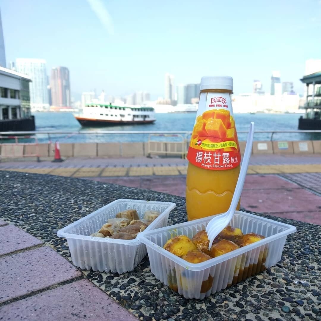 Уличная еда в Гонконге довольно дешевая, а вот такой манго-смузи стоит прилично!