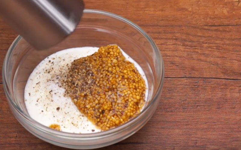 Для маринада смешиваем майонез, горчицу, соль, перец и чесночный порошок до однородности. 