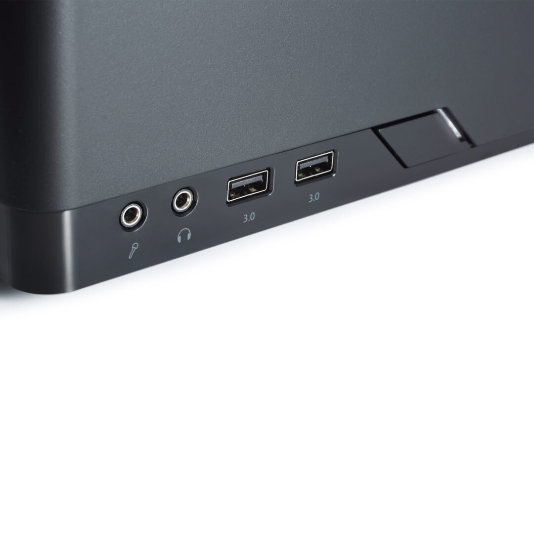 Аудио выход, вход под микрофон и два USB удобно расположены спереди