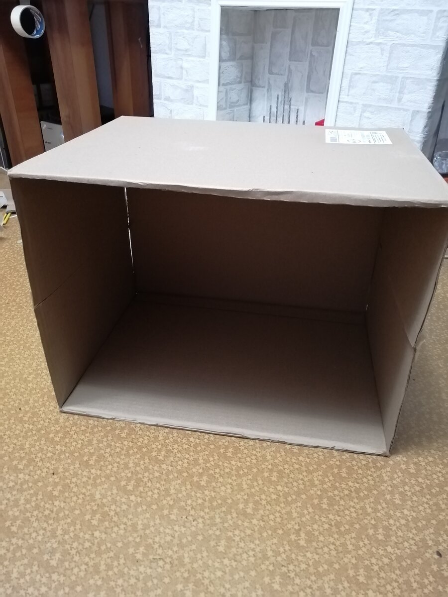 Взяла коробку пустую размер может быть разным смотря какие опортаменты хочется хозяйке дома)) у меня размер50/40 главное что бы кукла стояла свободно во весь рост. 