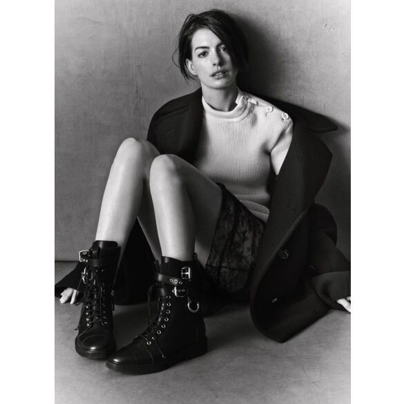 Энн Хэтэуэй снялась в черно-белой фотосессии, подчеркивающей ее тонкую красоту и уникальный стиль.