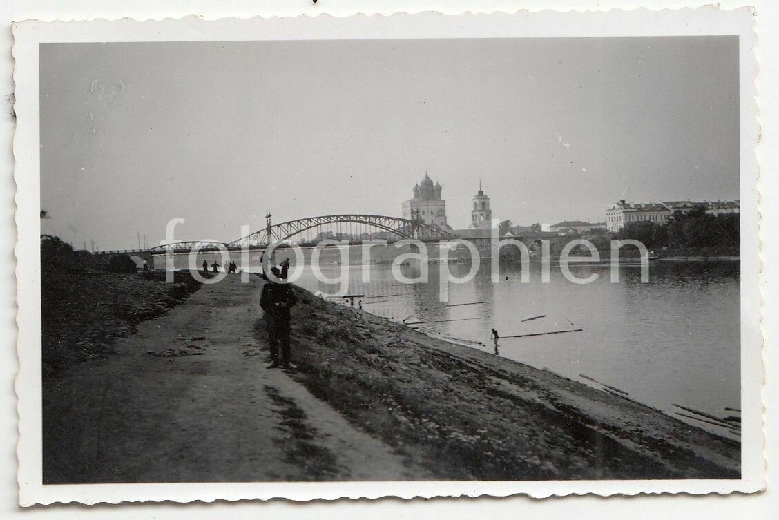 Левый берег Великой около переправы