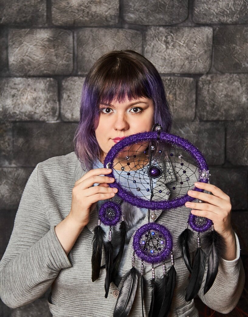 Родилась и выросла в Екатеринбурге. По образованию юрист. Сказочные истории сочиняет с начальной школы. Сейчас в основном пишет рассказы в жанре фэнтези и фантастики. Печаталась в сборниках «Аэлита», «Квазар», журнале «Веси»