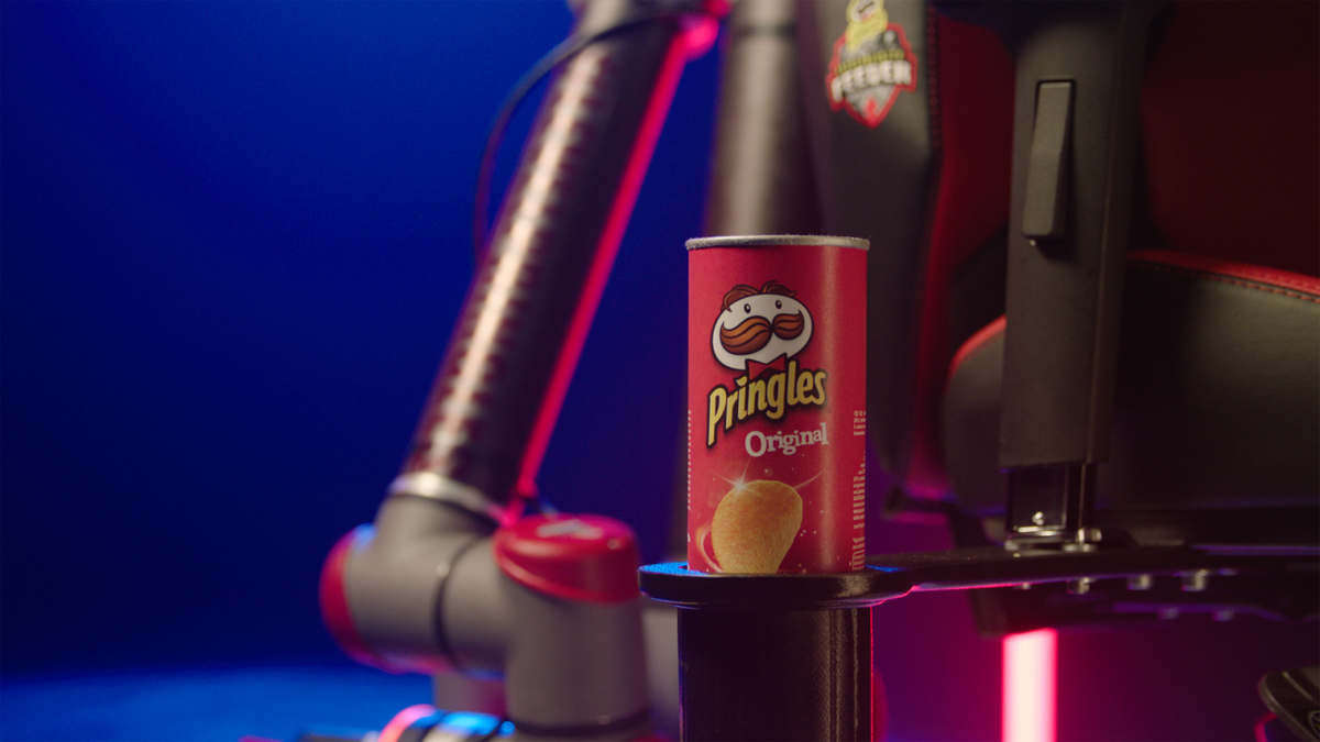 Держатель для пачки Pringles вмонтированный в кресло