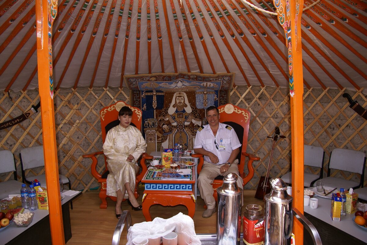 В гостях у монгольского батальона миротворцев. Наш борт-инженер Игорь Пальмин заглянул на огонек в монгольскую юрту для знакомства с личным составом. Южный Судан, 2014 год.