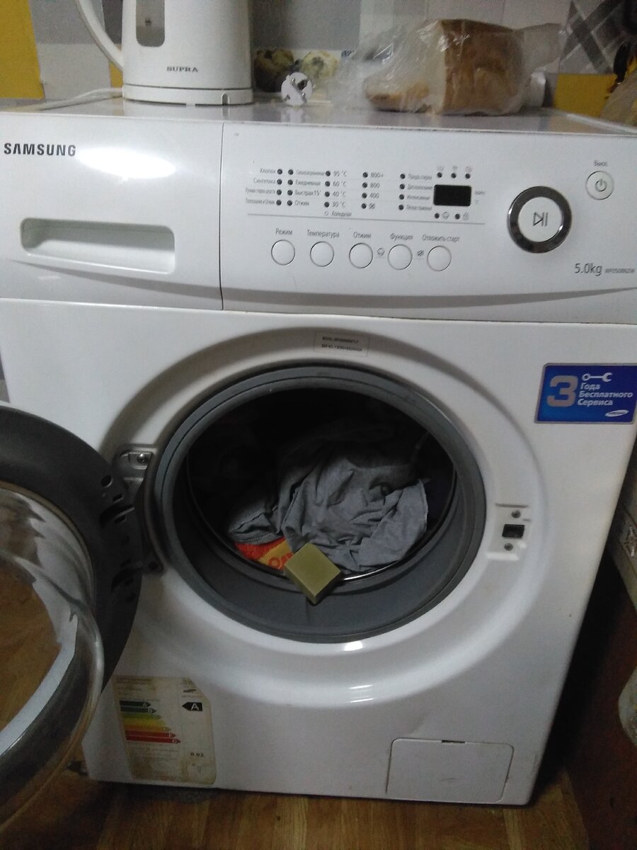 Загружает хозяйственное мыло взамен порошка.