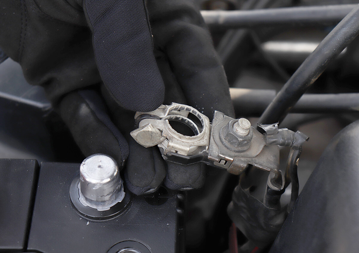 Защитный колпачок минусовой клеммы. Минусовой провод аккумулятора альмера классик. Искрит минусовая клемма. Аккумуляторные клеммы сааб 9-3. Клема акб для нива шевроле.