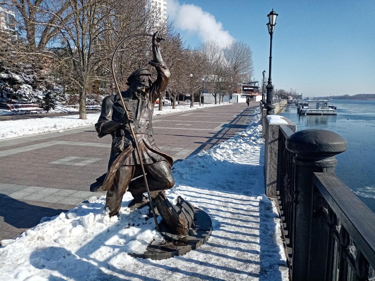 Рыбачка ростов. Памятник рыбаку в Ростове на Дону. Тверь памятник рыбаку на набережной. Рыбный порт Калининград памятник рыбаку.